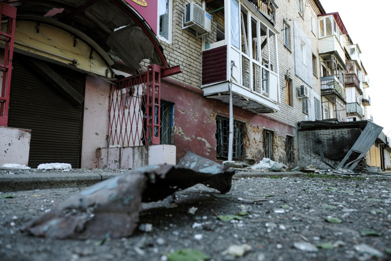 Поврежденный жилой дом на улице Театральной в Васильевке Запорожской области после массированного обстрела со стороны ВСУ